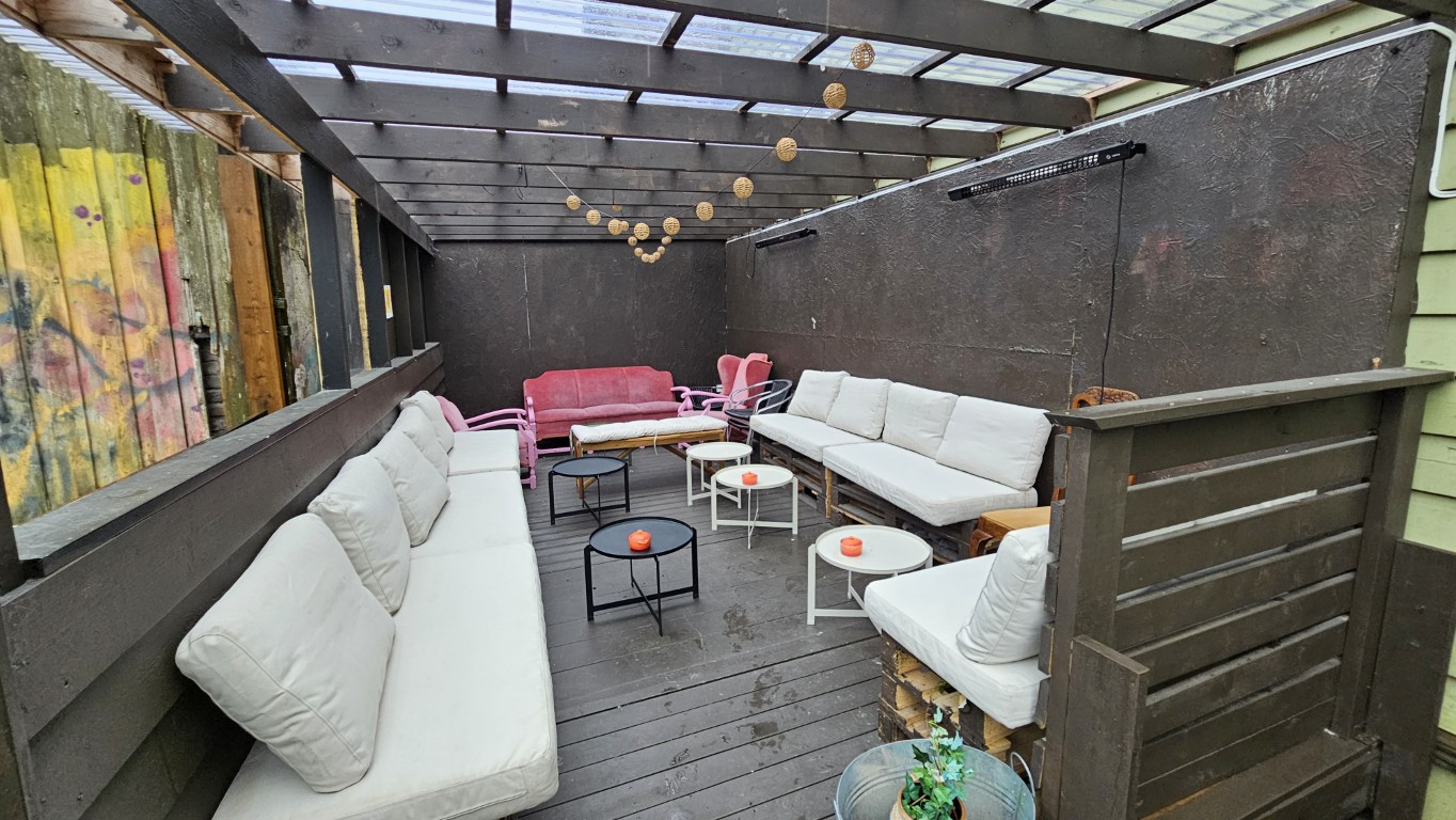 Lun uteservering med sofaer under tak